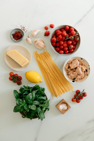 15-Minute+Tuna+Tomato+Spaghetti+with+Fresh+Basil+%26+Lemon+%7C+Gather+%26+Feast