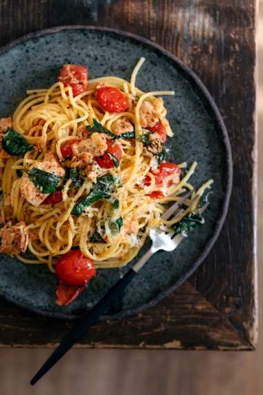 15-Minute+Tuna+Tomato+Spaghetti+with+Fresh+Basil+%26+Lemon+%7C+Gather+%26+Feast