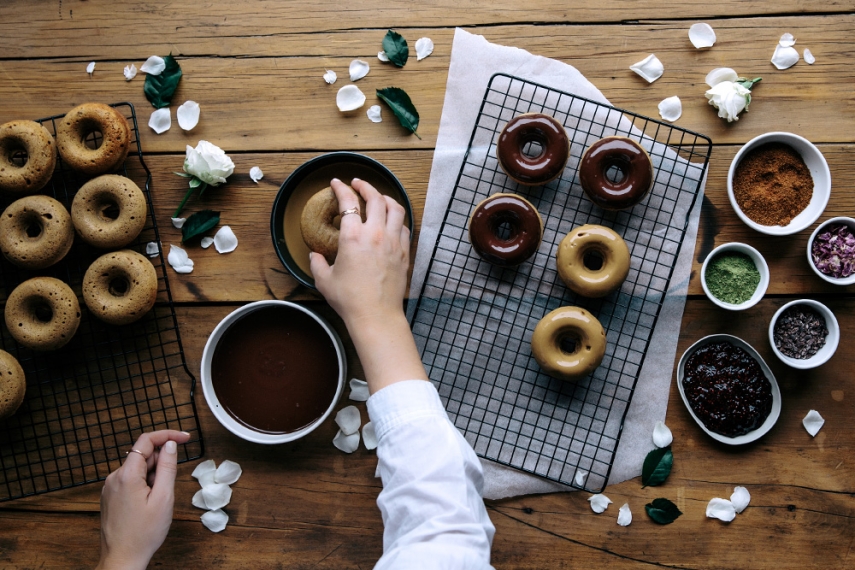 Vegan+Spelt+Baked+Doughnuts+with+Raw+Chocolate+Glaze++%7C++Gather+%26+Feast