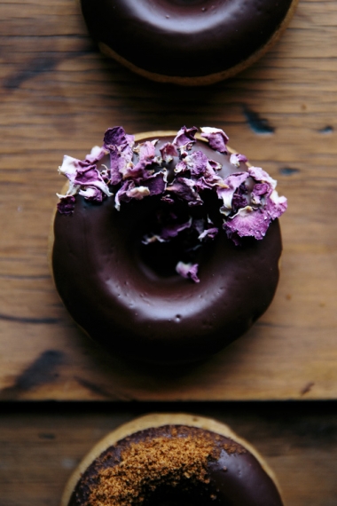 Vegan+Spelt+Baked+Doughnuts+with+Raw+Chocolate+Glaze++%7C++Gather+%26+Feast