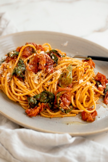 Simple+Roasted+Tomato+%26+Smokey+Chili+Spaghetti++%7C++Gather+%26+Feast