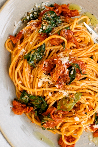 Simple+Roasted+Tomato+%26+Smokey+Chili+Spaghetti++%7C++Gather+%26+Feast